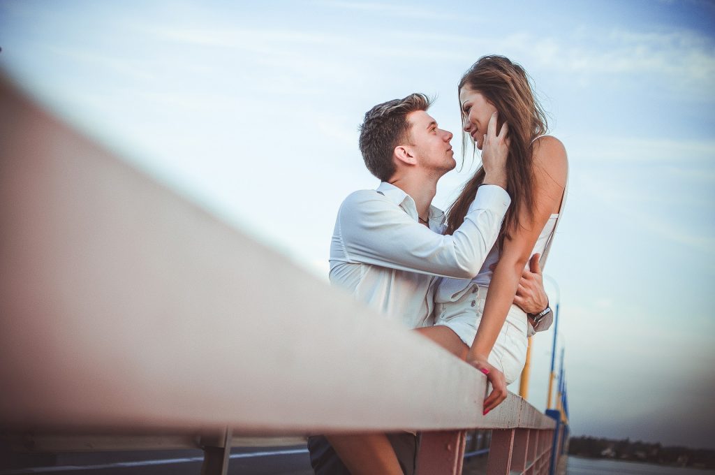 10 romantische Situationen für den ersten Kuss